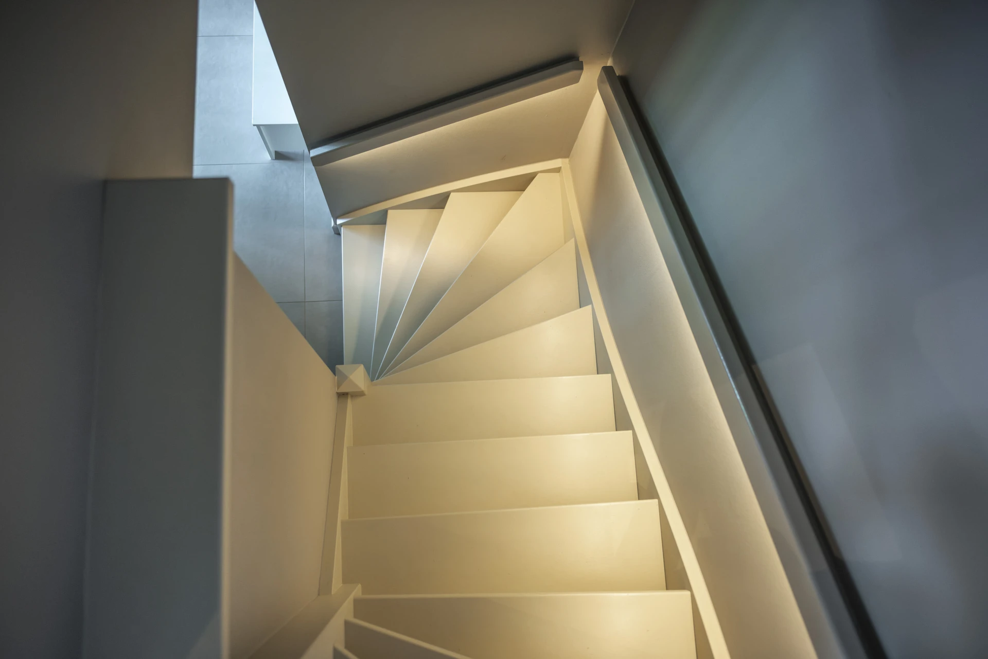Trap met overstekende treden en houten trapleuning met verlichting  in Elspeet Trappen