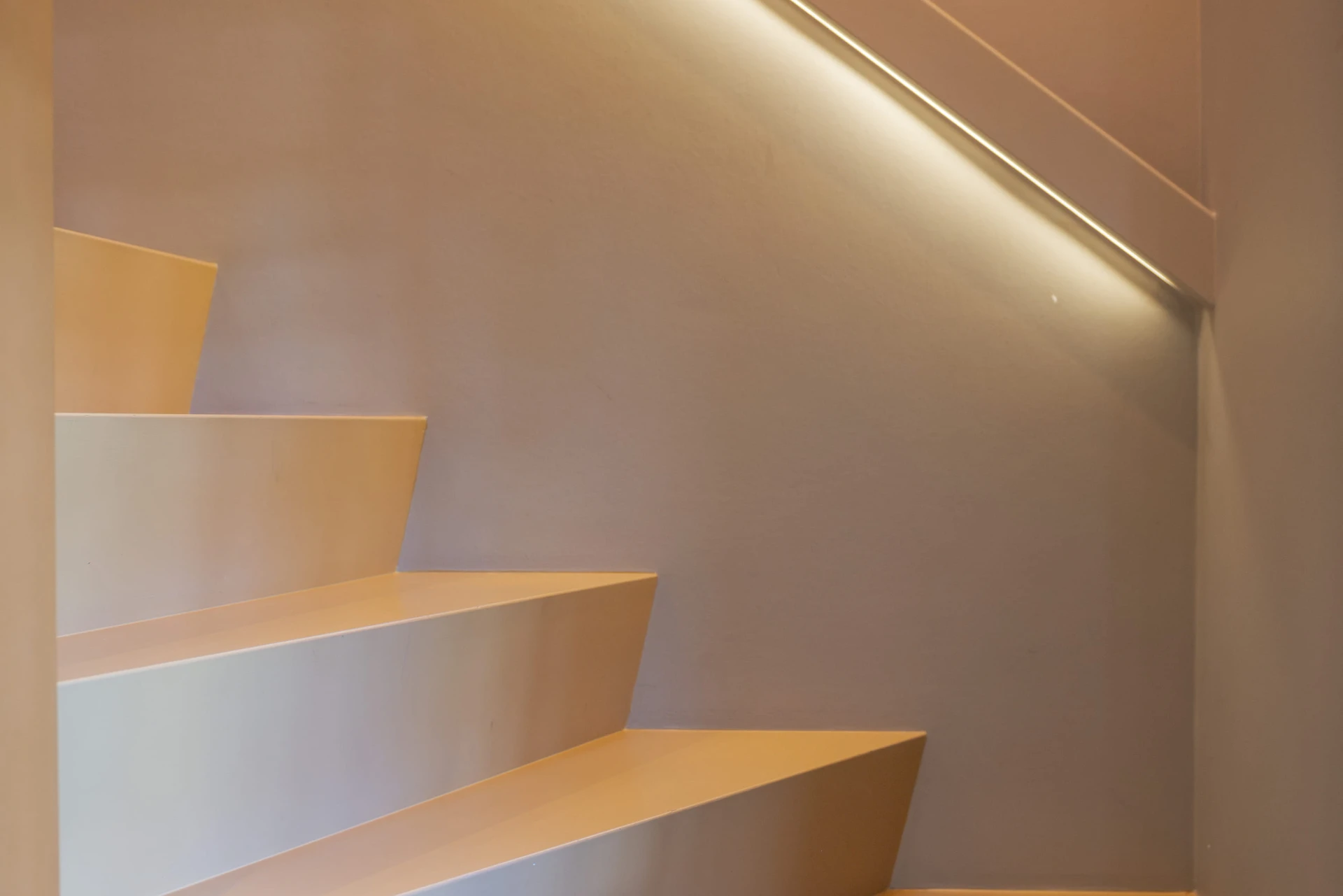 Z trap roze trap met houten trapleuning met verlichting in Elspeet Trappen