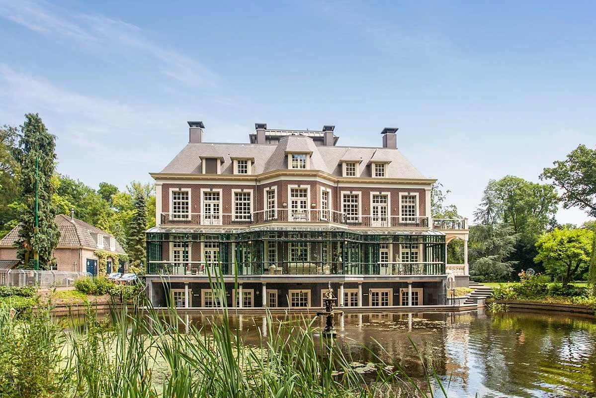 Eiken kozijnen en houten trap in monumentale villa in Loosdrecht Kozijnen