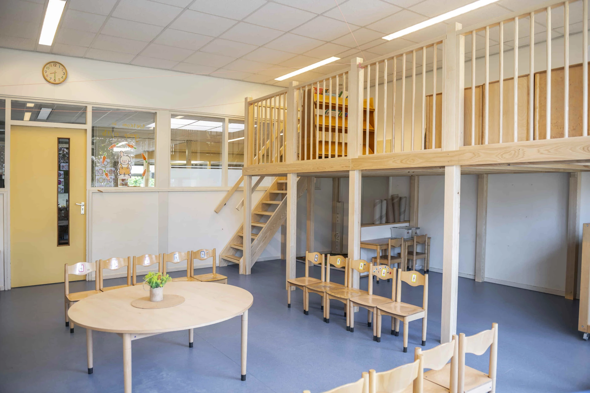 Vuren trap met speelse stellage in kleuterklas in Elspeet Trappen